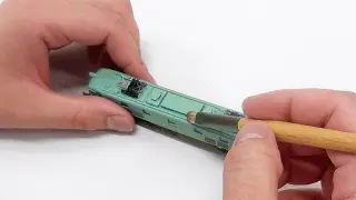 軽くホコリを払う